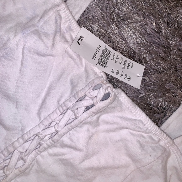 Lace up crop tops (AVAILABLE IN BLACK OR WHITE) - Picture 3 of 6